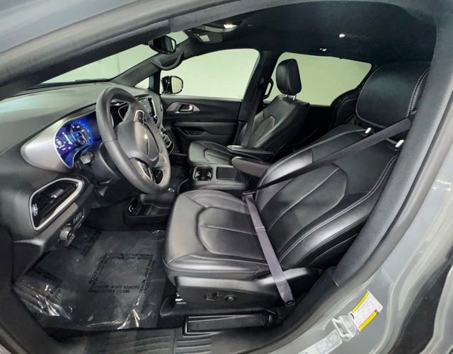 Used 2025 Chrysler Pacifica Select image 17