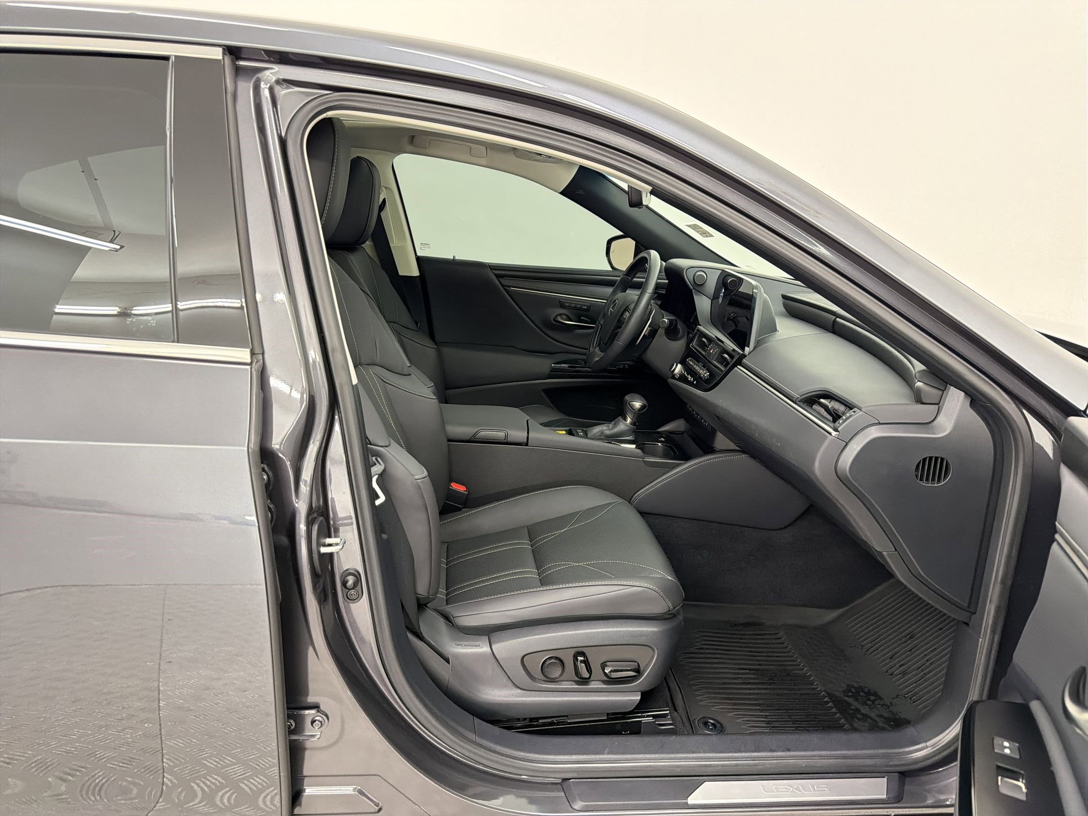 Certified 2023 Lexus ES 300h w/ Luxury Package FWD image 30