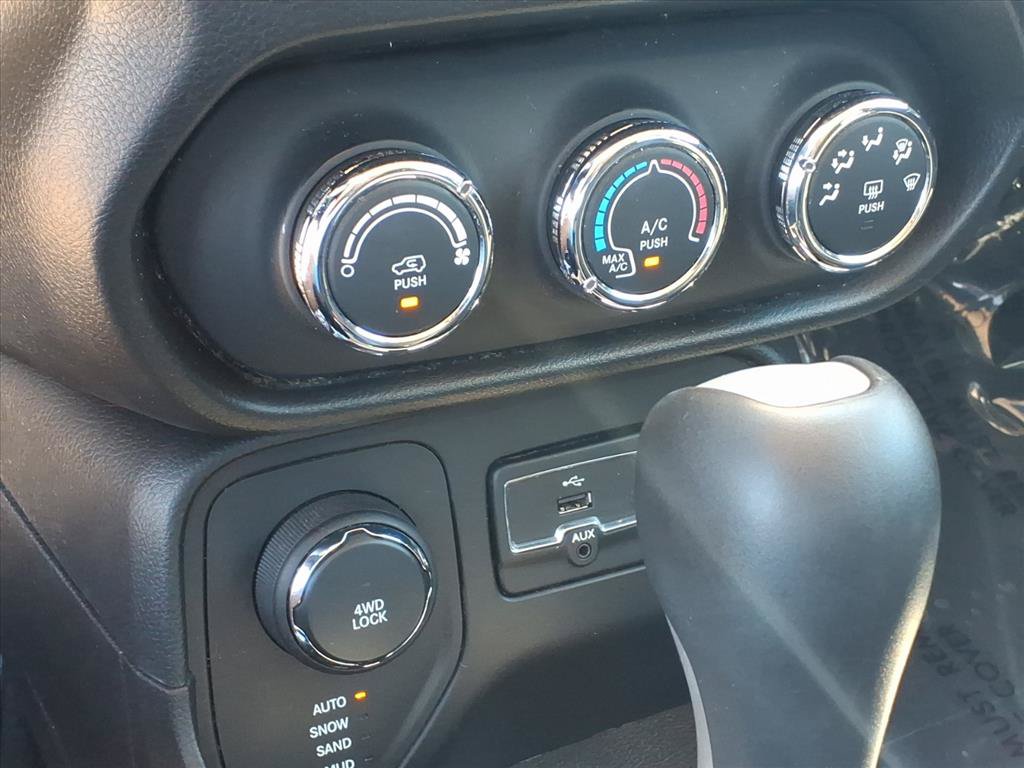 Used 2016 Jeep Renegade Latitude AWD/4WD image 7