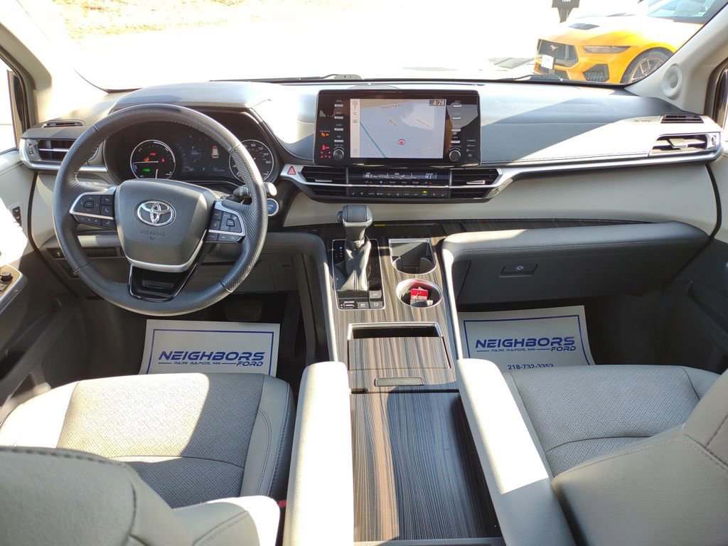 Used 2021 Toyota Sienna Limited image 12