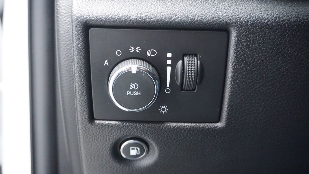 Certified 2019 Jeep Grand Cherokee Limited w/ Luxury Group II image 37