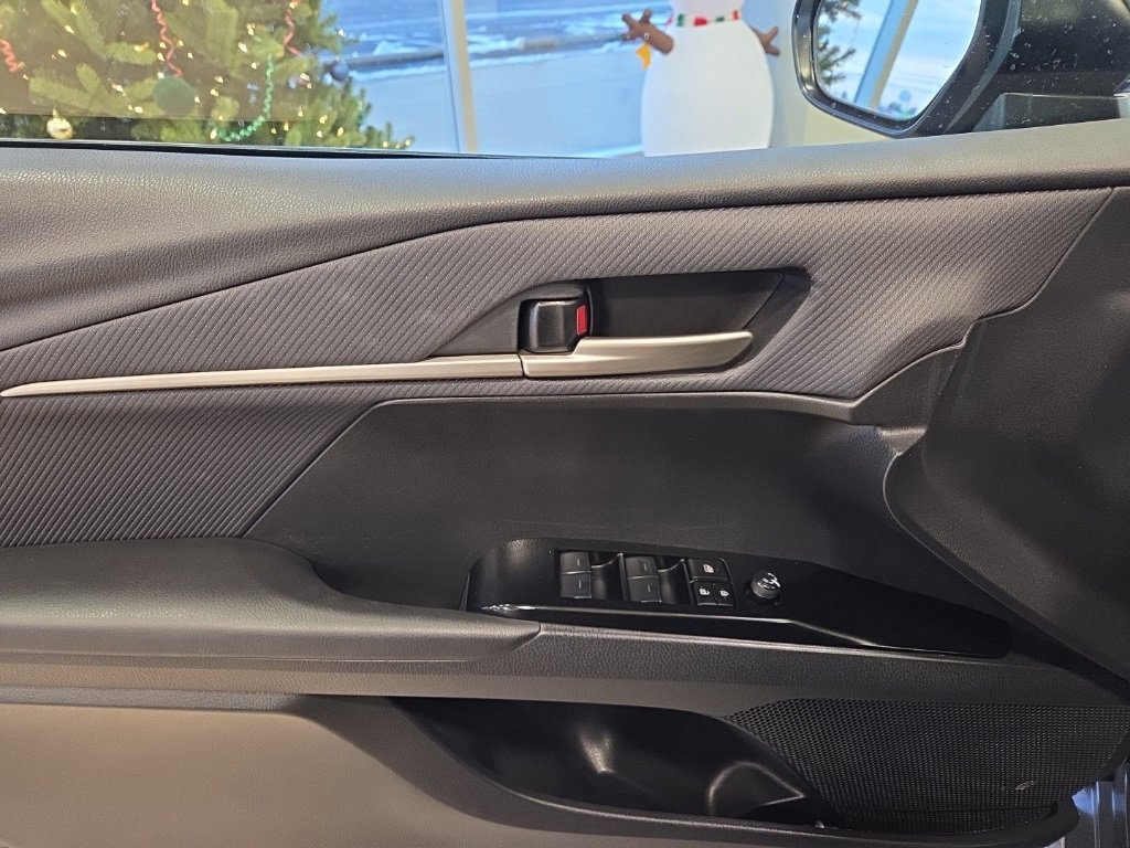 Used 2025 Toyota Camry SE image 11