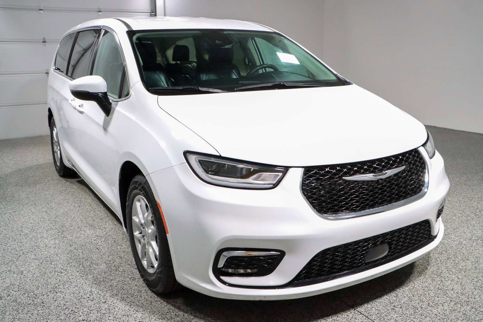 Used 2023 Chrysler Pacifica Touring-L image 5