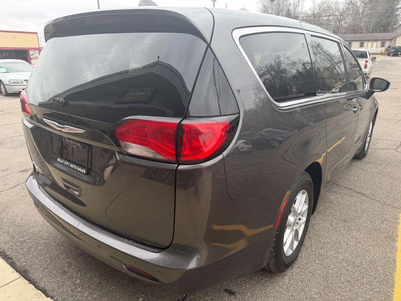 Used 2017 Chrysler Pacifica Touring image 3