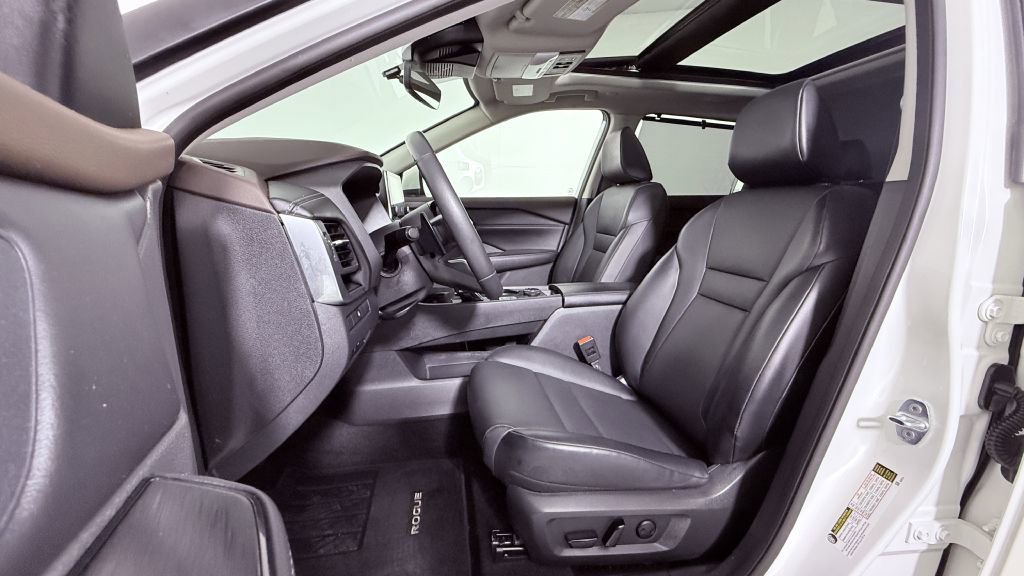 Used 2023 Nissan Rogue SV w/ SV Premium B Package image 18