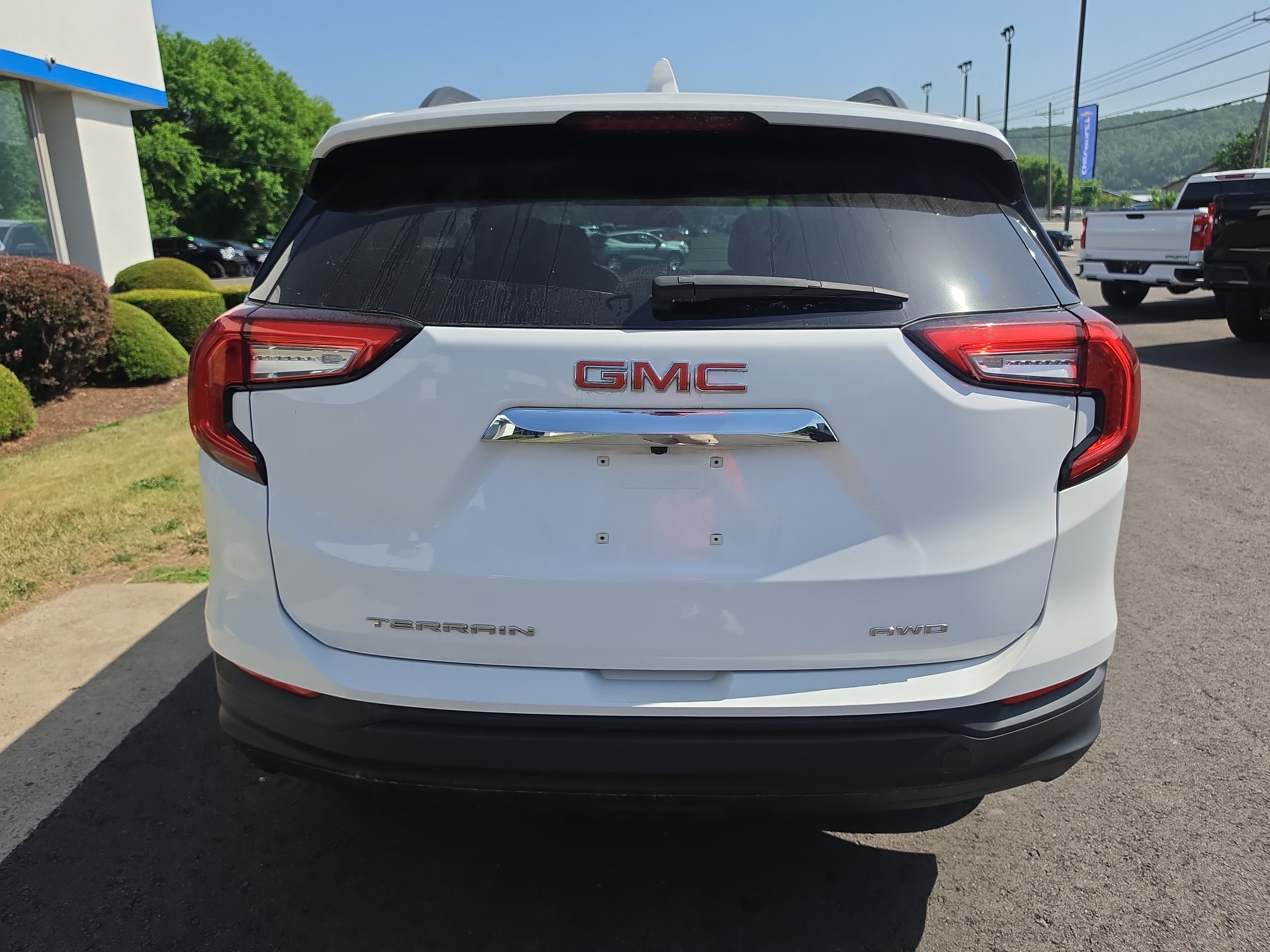 Used 2024 GMC Terrain SLE w/ Driver Convenience Package AWD/4WD image 4