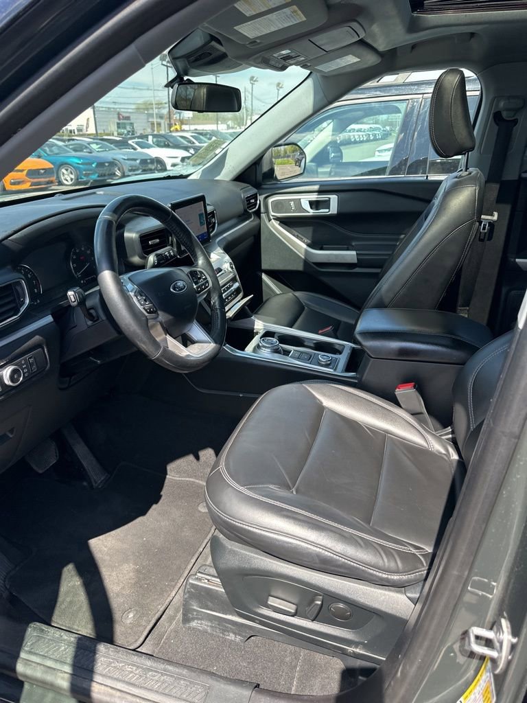 Used 2022 Ford Explorer XLT w/ Equipment Group 202A image 2