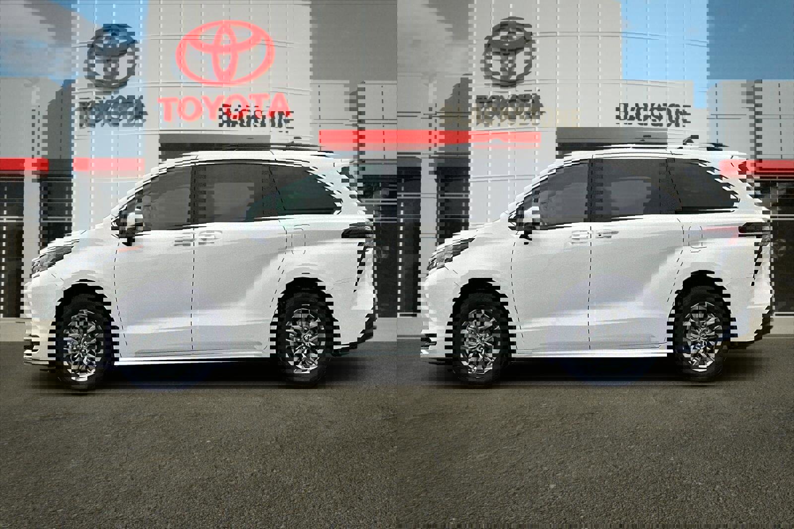 Used 2025 Toyota Sienna LE w/ LE Plus Package image 6