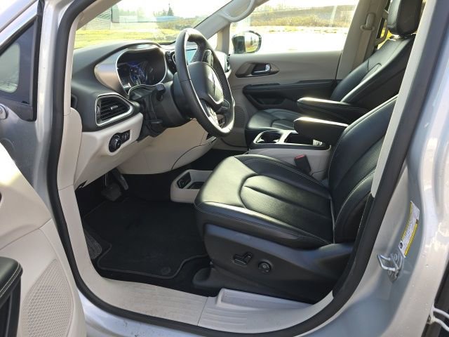 Used 2024 Chrysler Pacifica Touring-L image 10