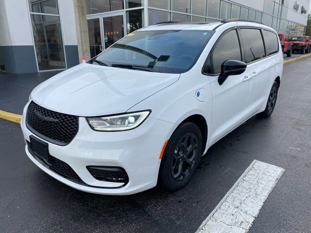 Used 2025 Chrysler Pacifica Premium image 4