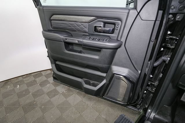 Used 2025 RAM 3500 Limited AWD/4WD image 38