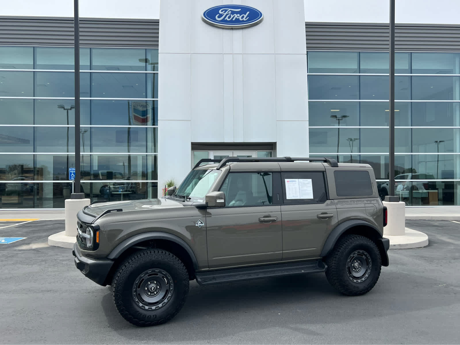 Used 2025 Ford Bronco Outer Banks w/ Sasquatch Package AWD/4WD image 1
