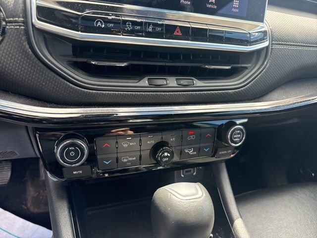 Used 2023 Jeep Compass Latitude w/ Sun and Sound Group AWD/4WD image 19