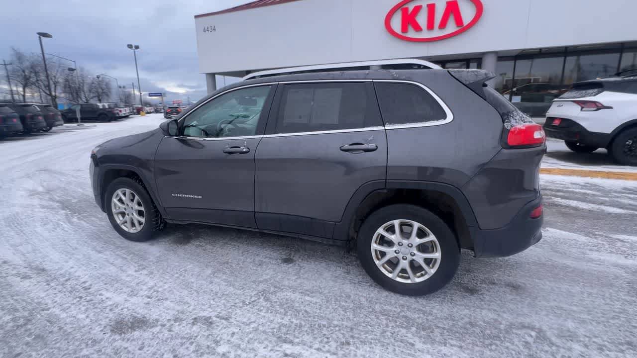 Used 2016 Jeep Cherokee Latitude w/ Cold Weather Group AWD/4WD image 6