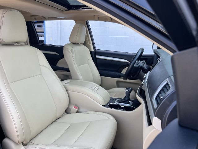 Used 2014 Toyota Highlander XLE FWD image 24