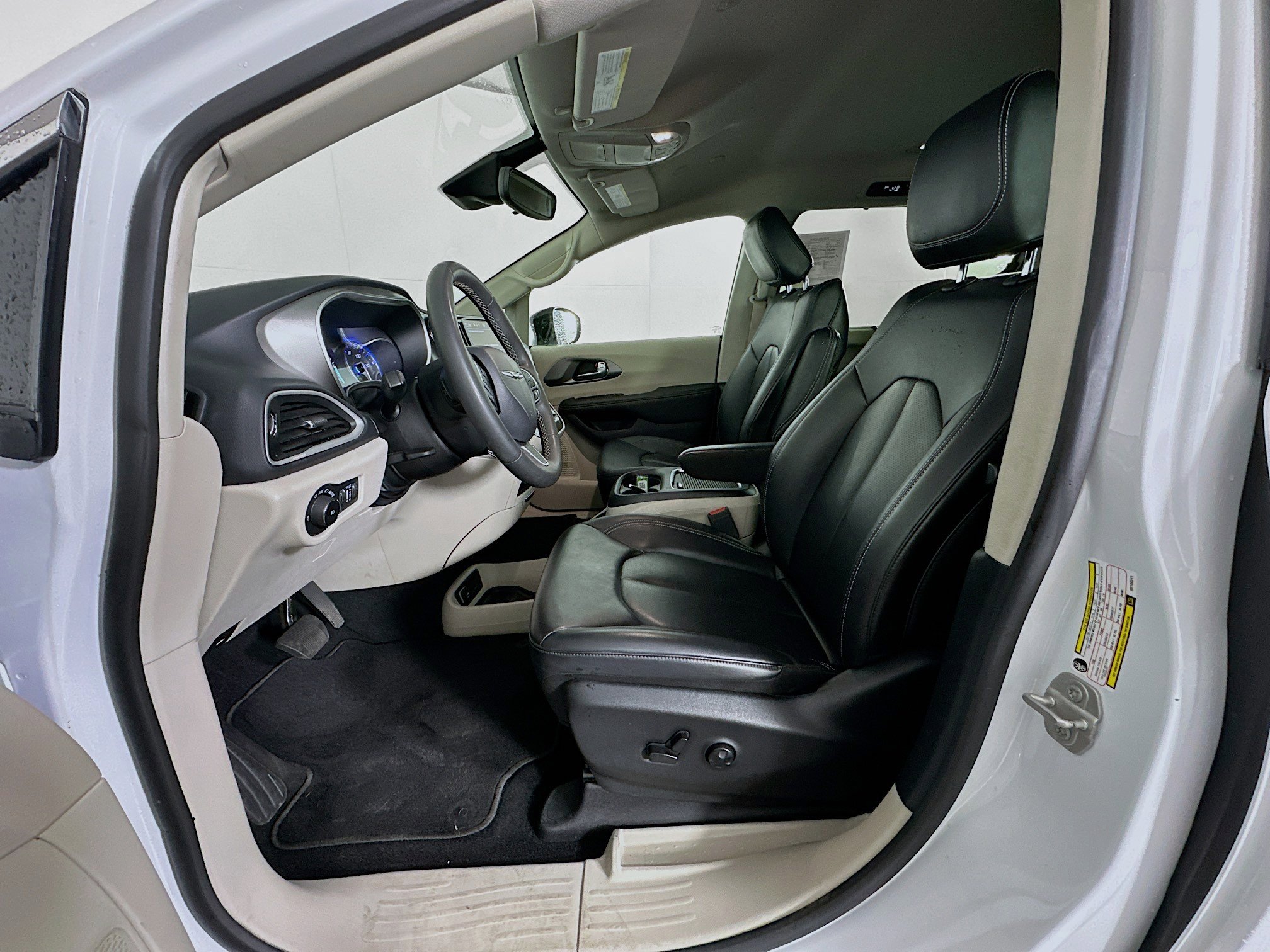 Used 2024 Chrysler Pacifica Touring-L FWD image 13