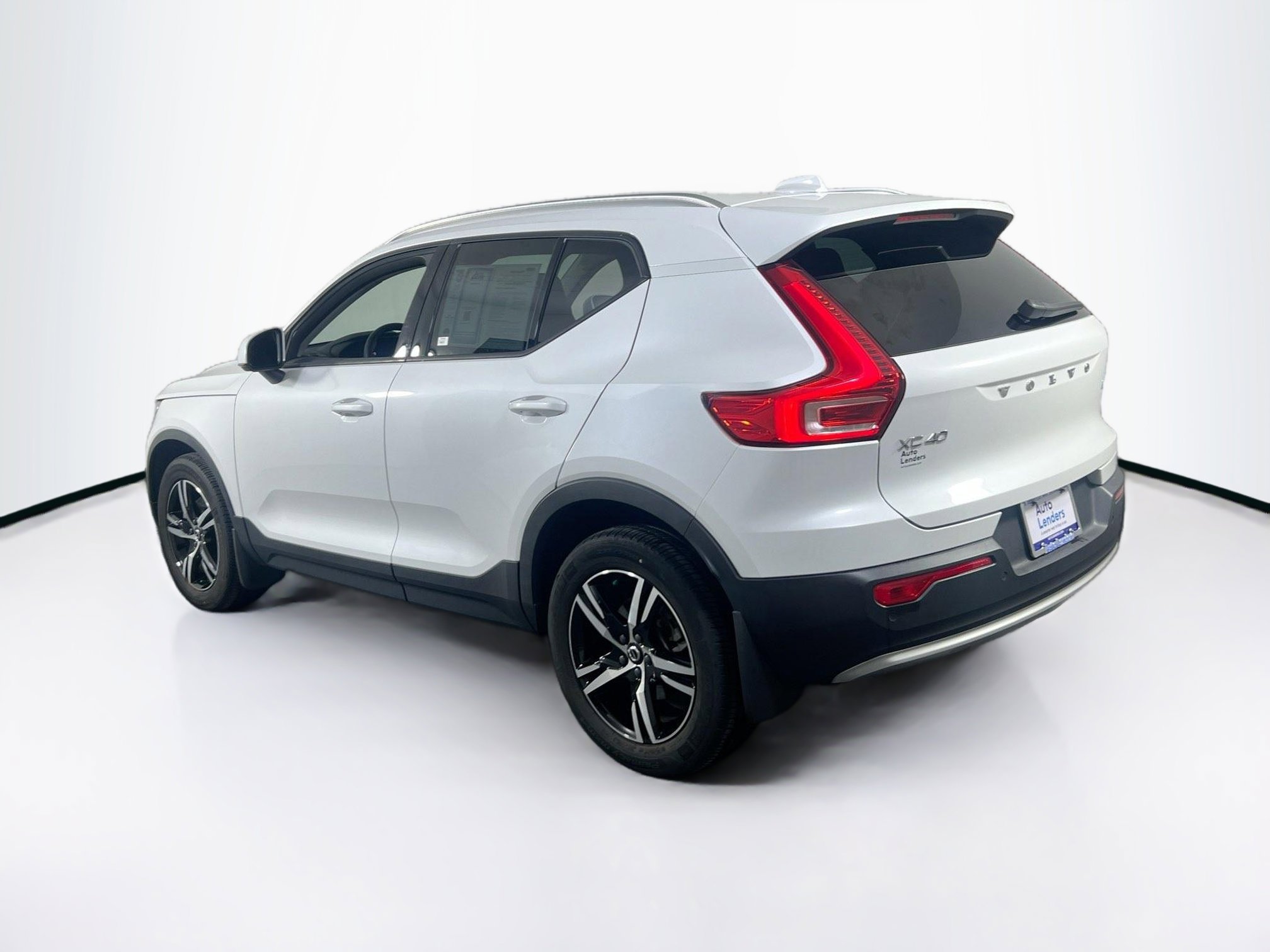 Used 2023 Volvo XC40 B5 Core w/ Climate Package image 7