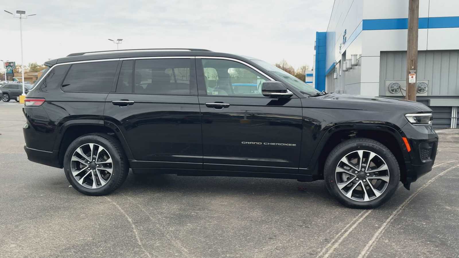 Used 2022 Jeep Grand Cherokee L Overland w/ Advanced Protech Group III image 9