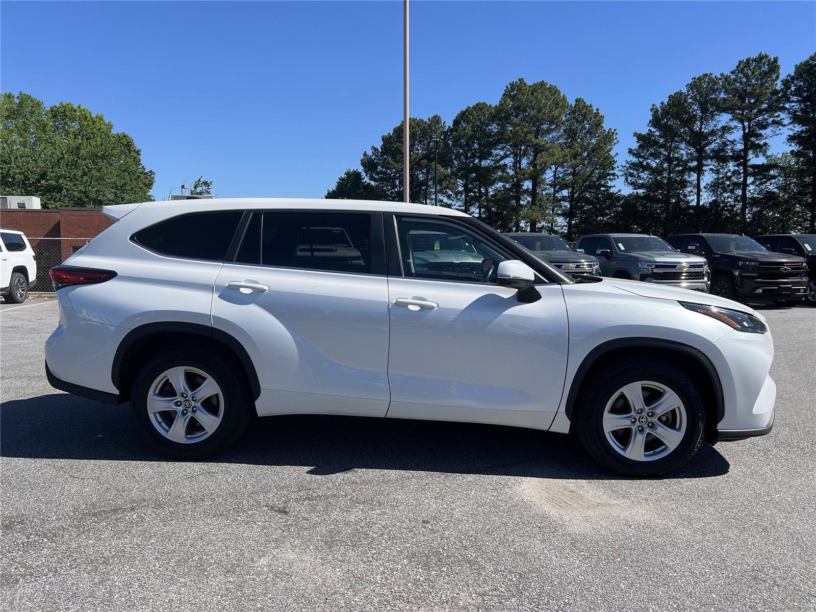 Used 2023 Toyota Highlander LE FWD image 15
