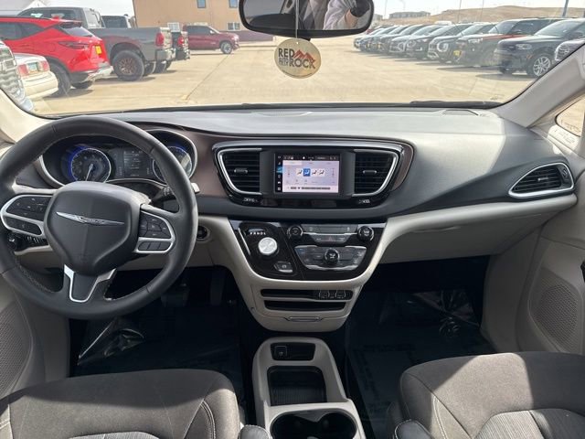 Used 2023 Chrysler Voyager LX image 9