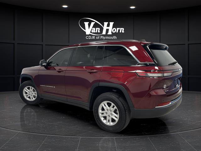 Used 2023 Jeep Grand Cherokee Laredo image 3