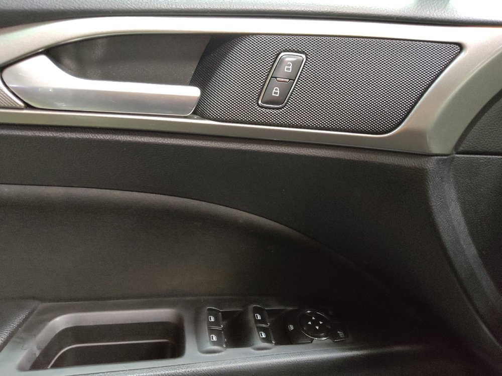 Used 2019 Ford Fusion SE FWD image 27