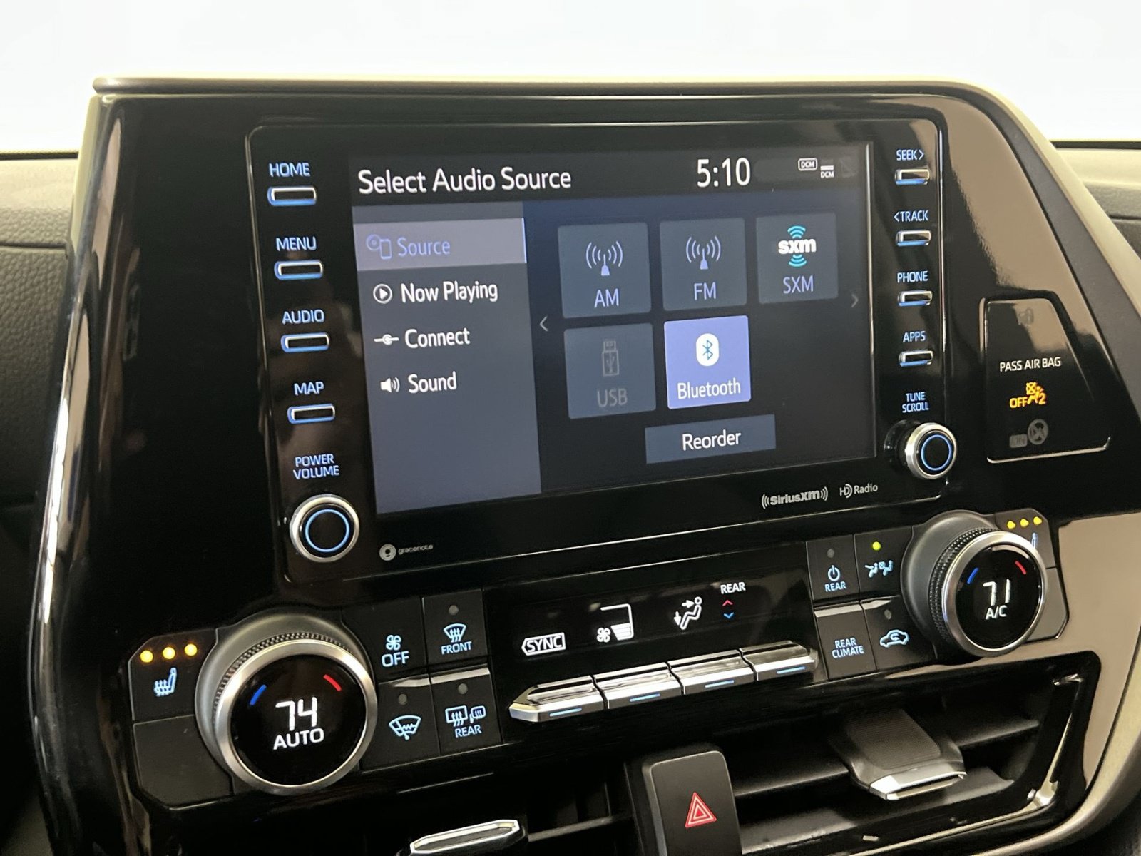 Used 2022 Toyota Highlander XLE AWD/4WD image 17