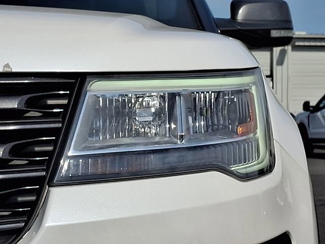 Used 2017 Ford Explorer XLT w/ Equipment Group 202A image 9