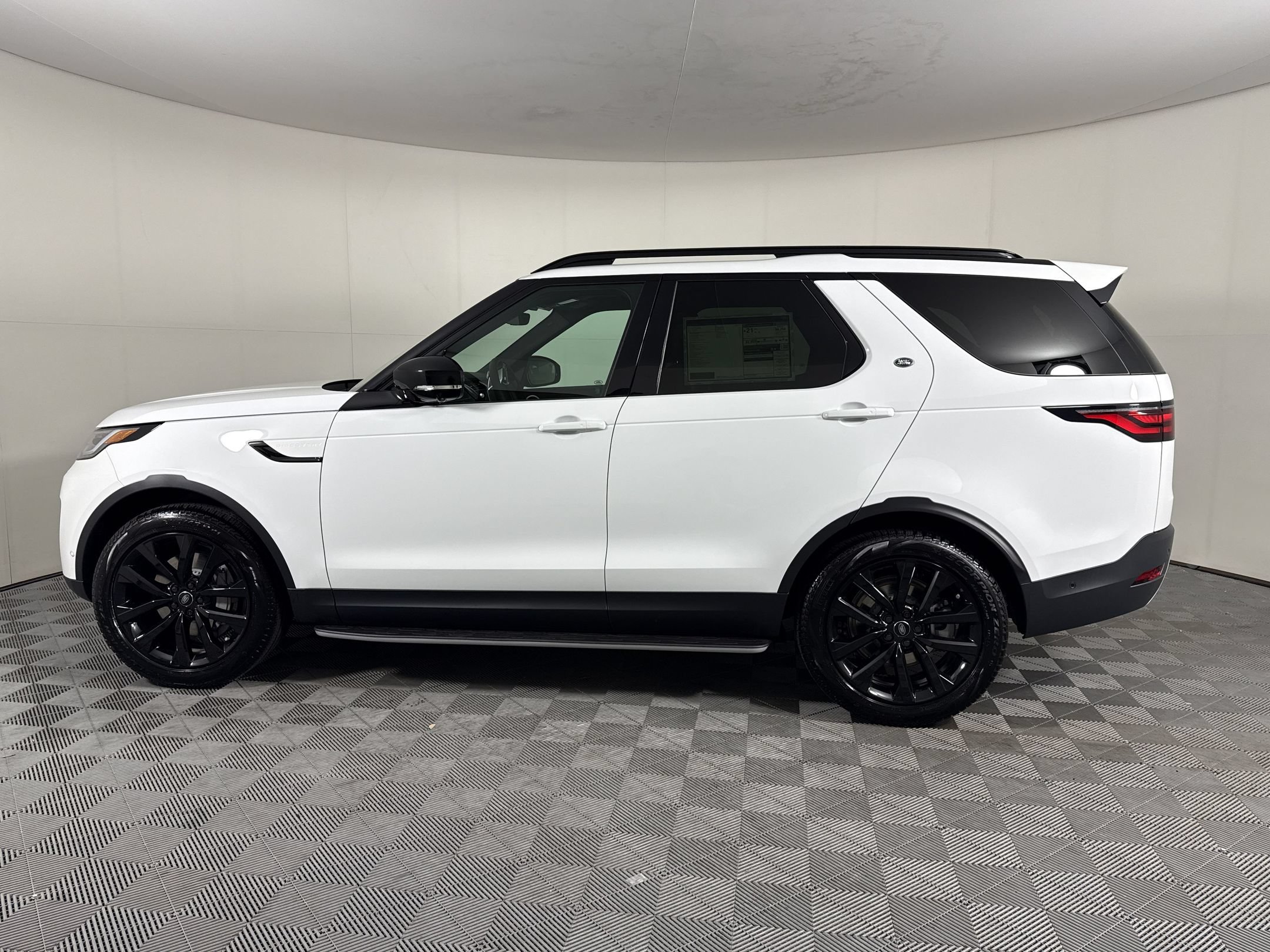 New 2026 Land Rover Discovery S AWD/4WD image 2