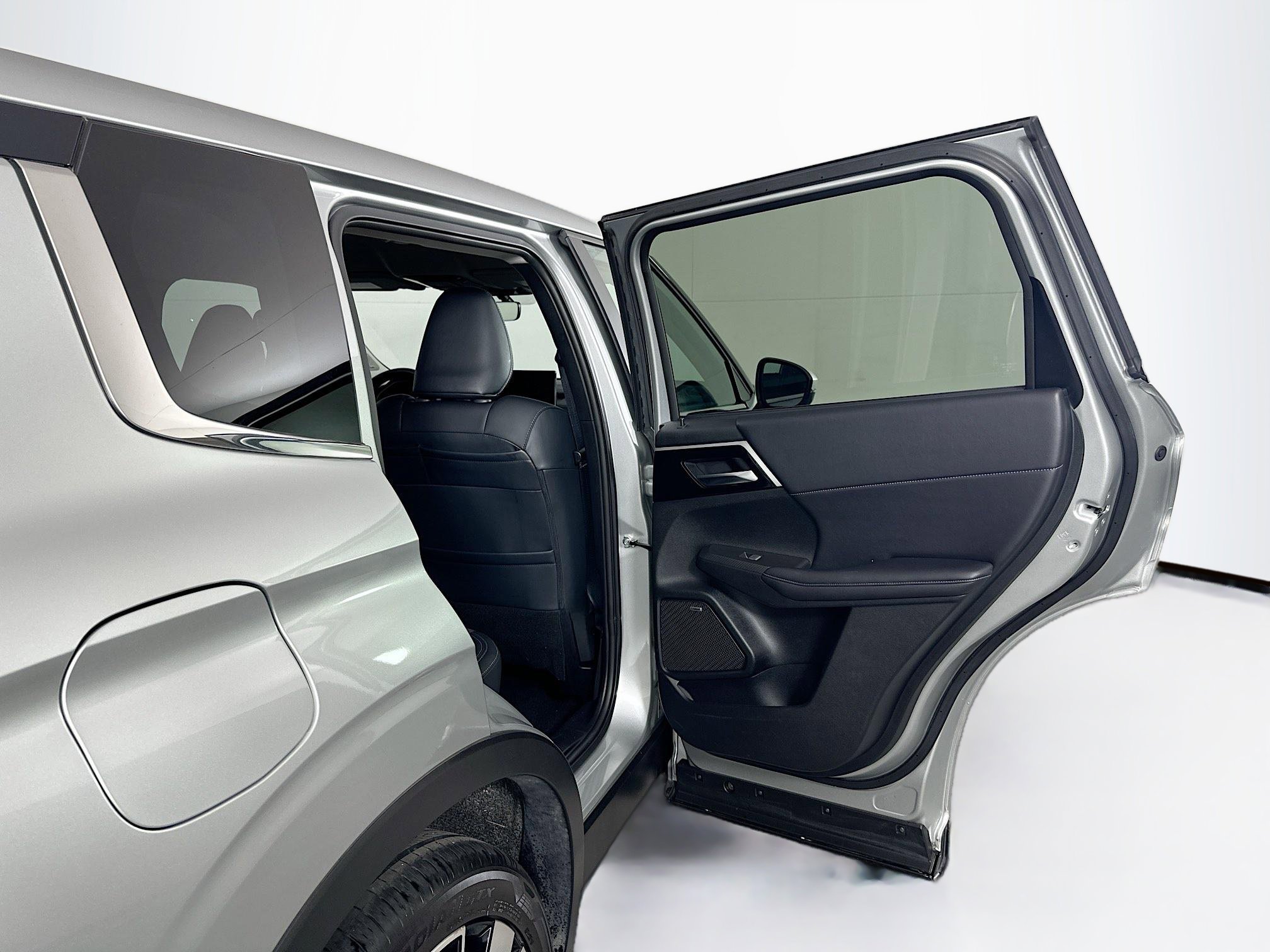 Used 2025 Mitsubishi Outlander SE image 31