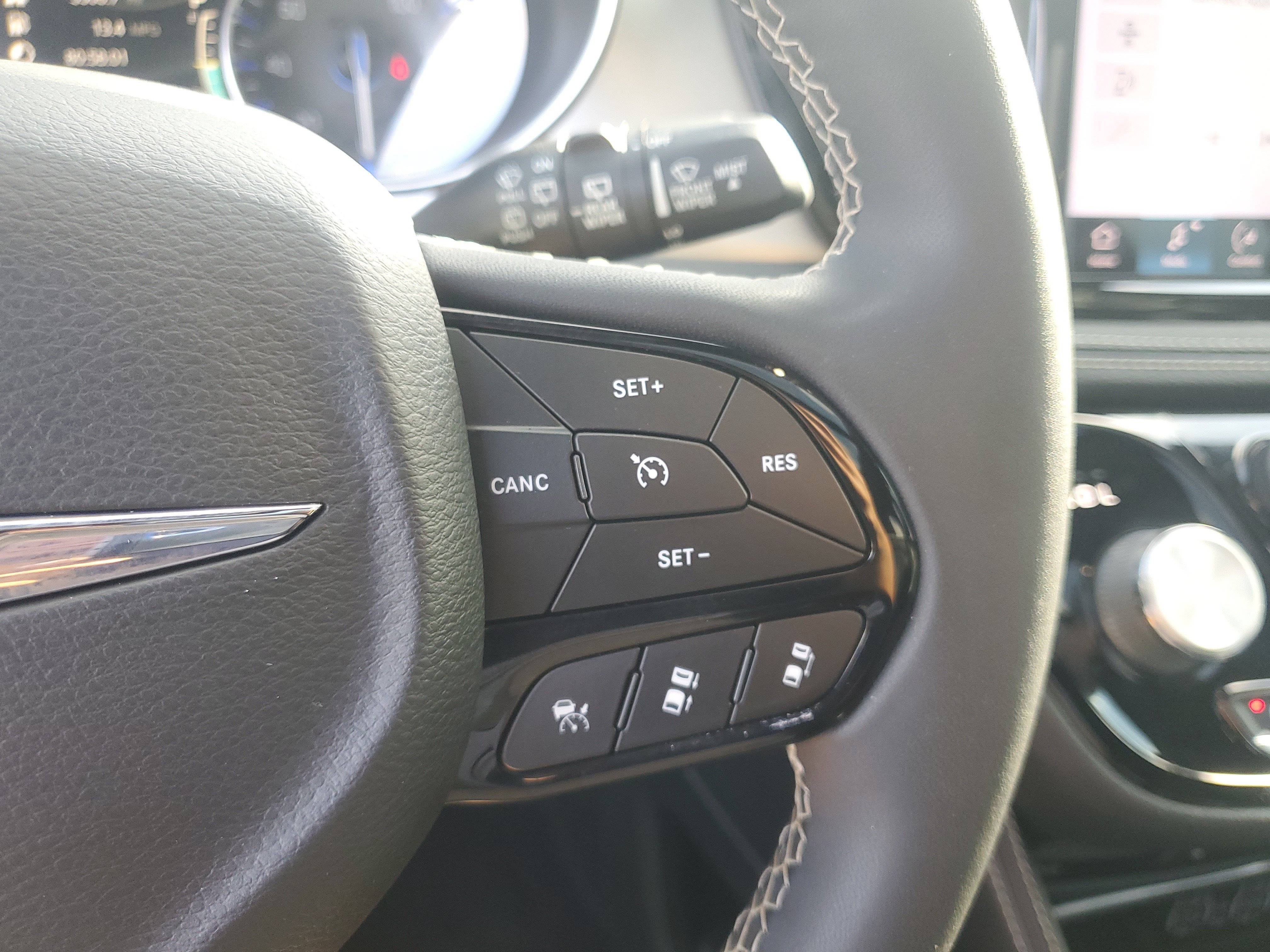 Used 2022 Chrysler Pacifica Limited w/ Uconnect Theater Family Group AWD/4WD image 17