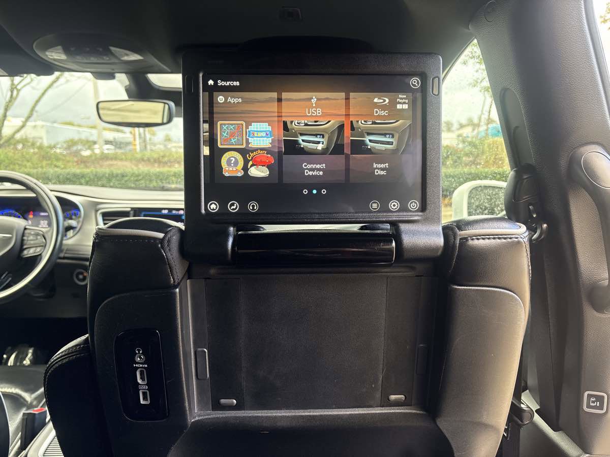 Used 2019 Chrysler Pacifica Limited w/ Advanced Safetytec Group FWD image 17