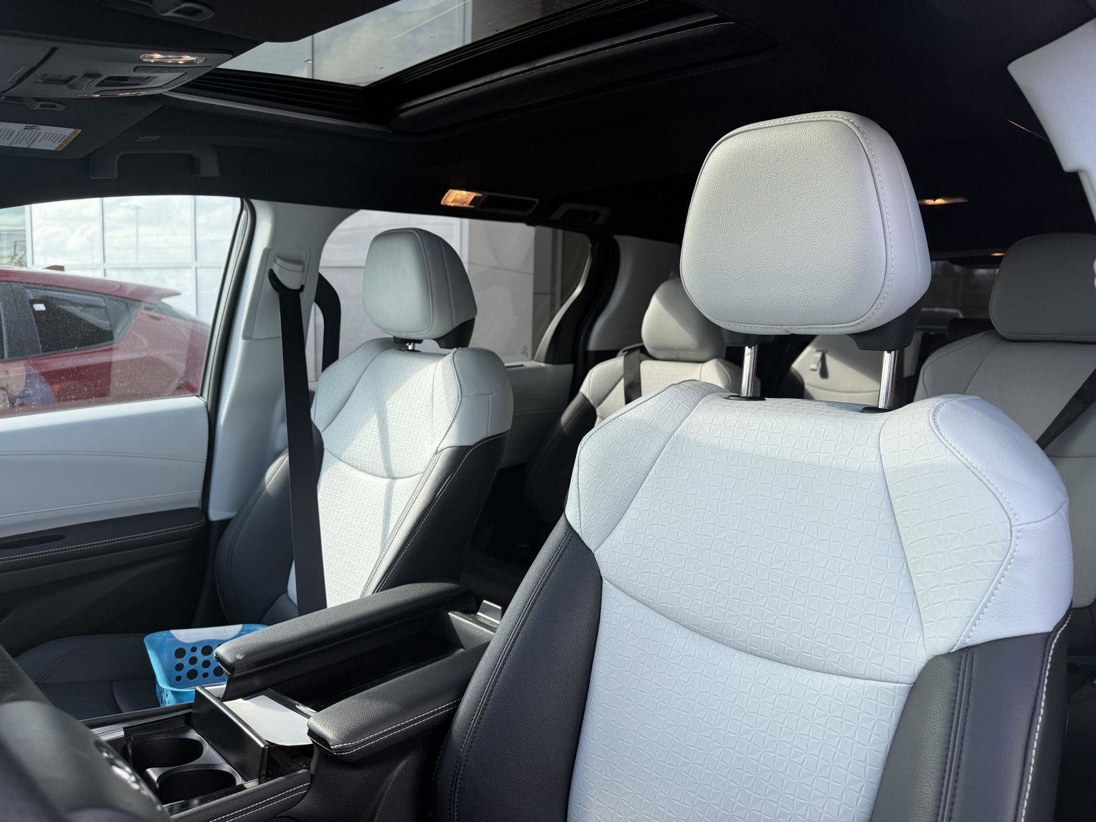 Used 2025 Toyota Sienna XSE w/ XSE Plus Package image 22