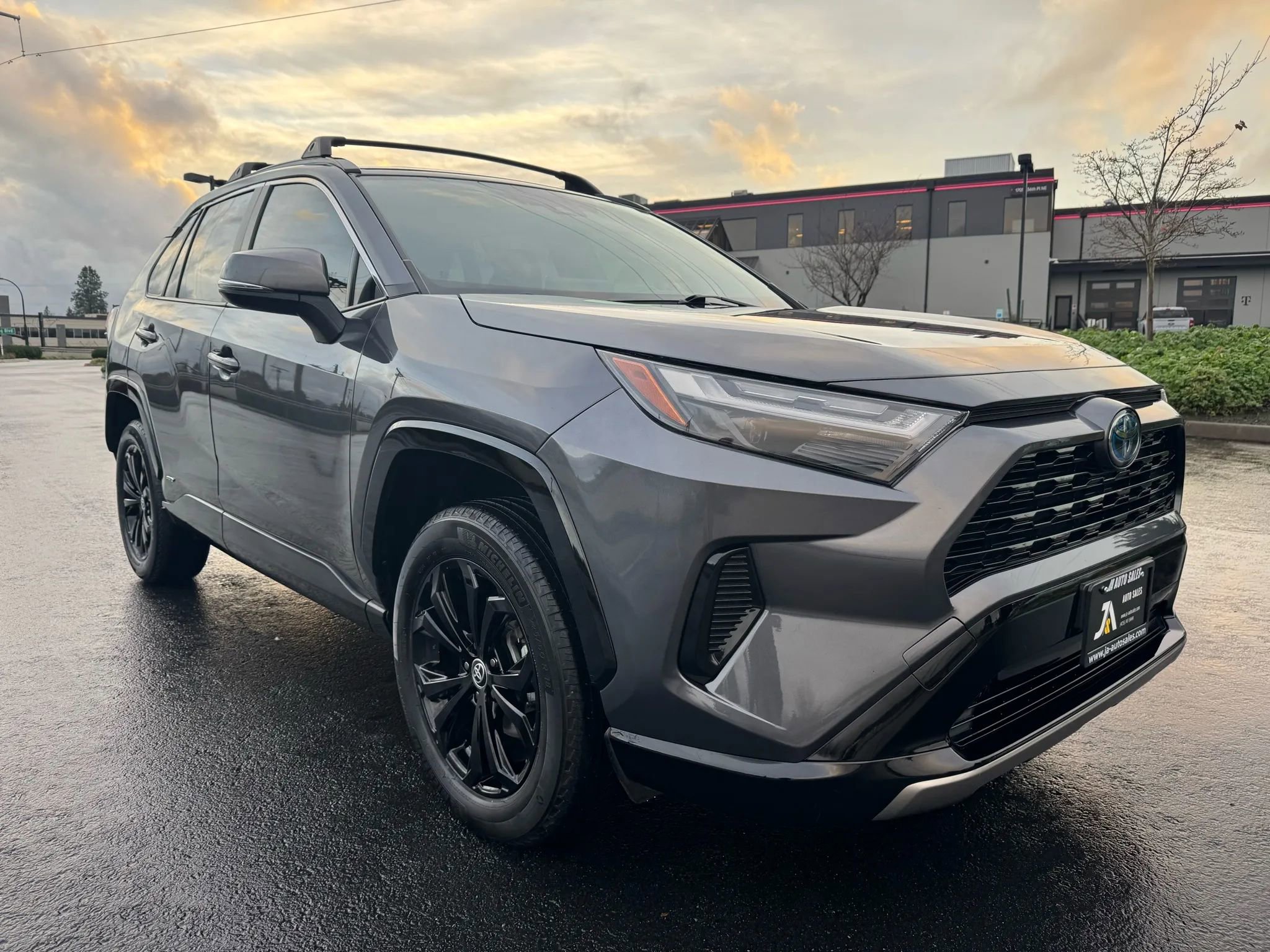 Used 2022 Toyota RAV4 SE image 2