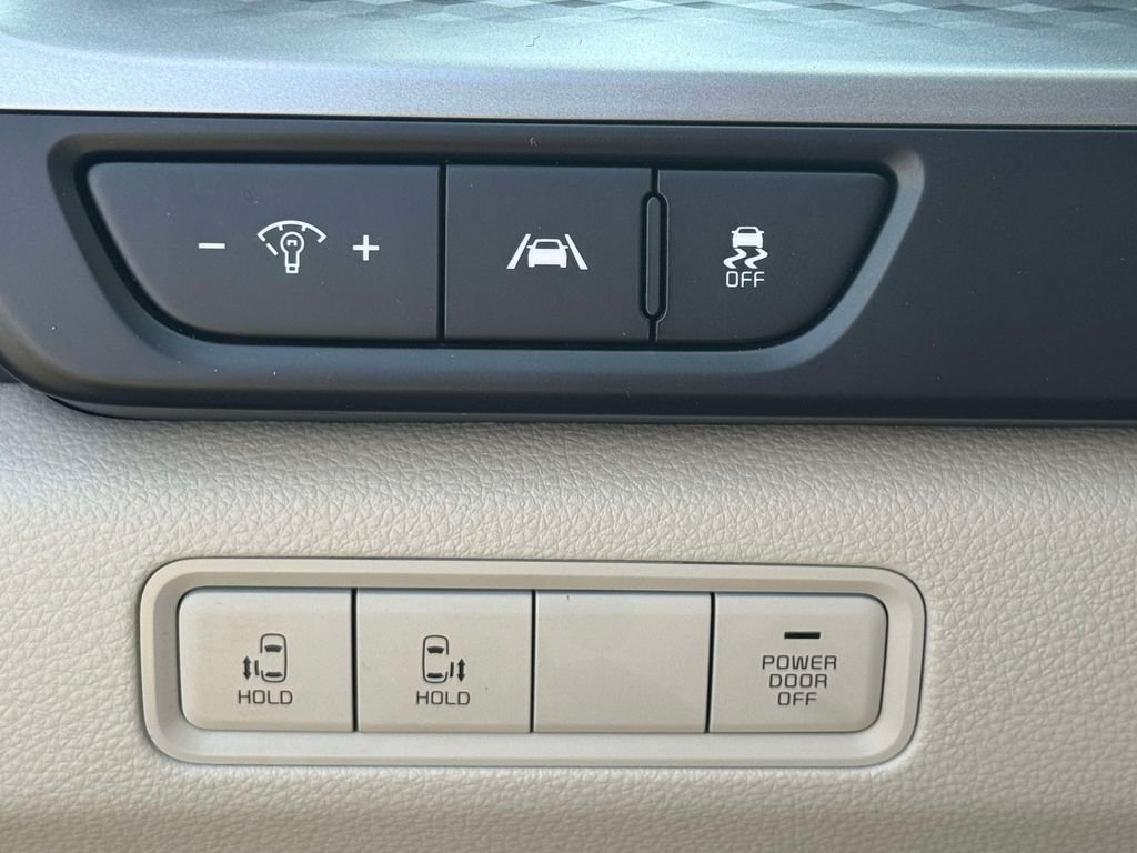 Used 2024 Kia Carnival LX FWD image 19