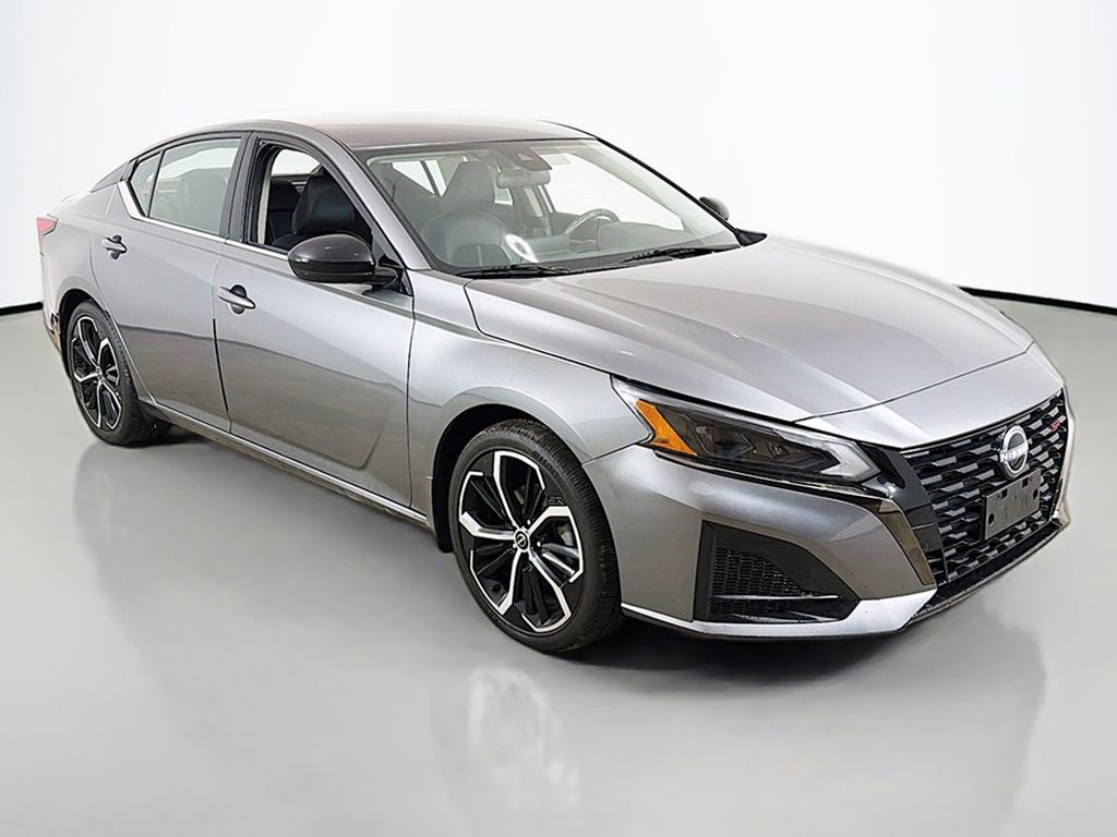 Used 2023 Nissan Altima 2.5 SR image 2