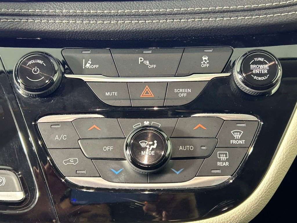 Used 2023 Chrysler Pacifica Touring-L image 22