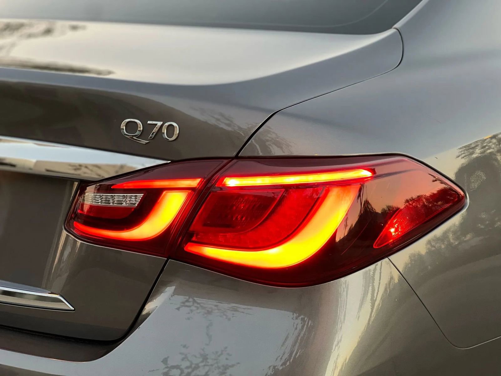 Used 2018 INFINITI Q70 Luxe image 9