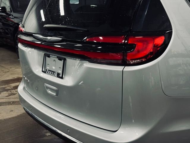 Certified 2024 Chrysler Pacifica Touring-L image 7