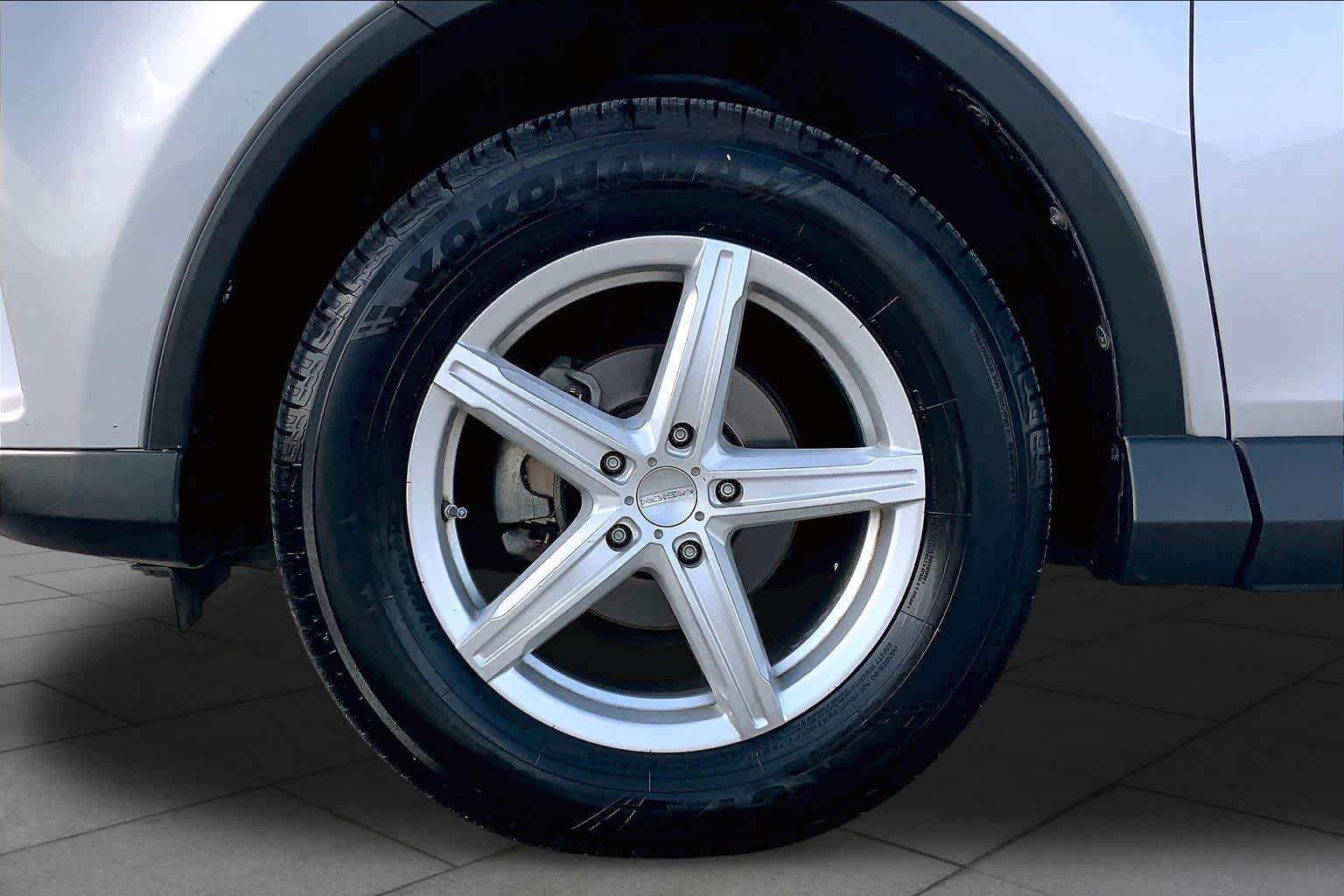 Used 2017 Toyota RAV4 LE FWD image 11
