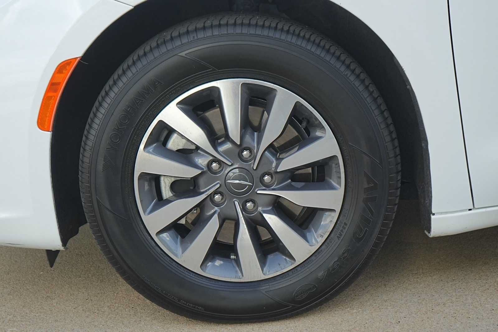 Used 2024 Chrysler Pacifica Limited FWD image 7