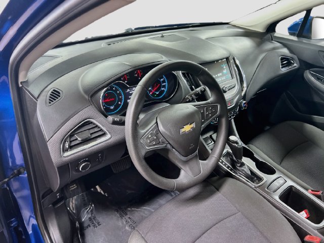 Used 2017 Chevrolet Cruze LT w/ Convenience Package FWD image 9