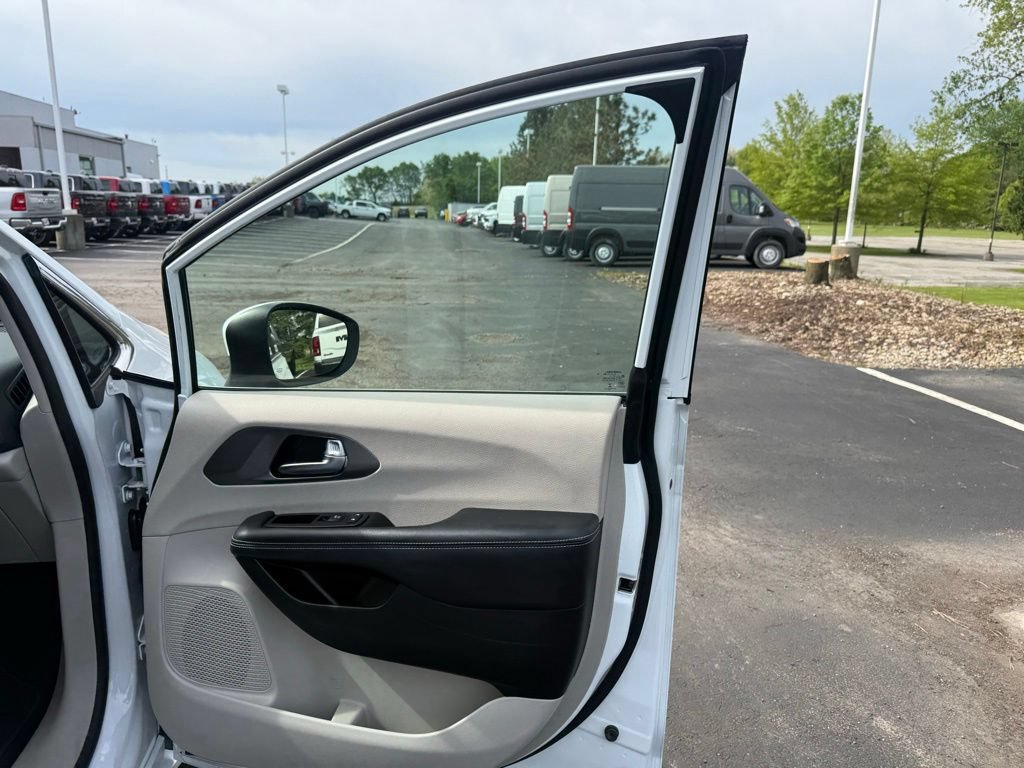 Used 2023 Chrysler Pacifica Touring-L FWD image 57