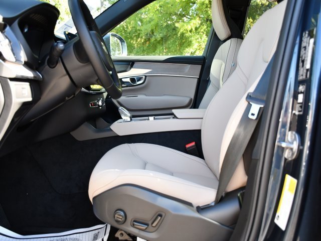 New 2026 Volvo XC90 B6 Plus w/ Protection Package Premier image 13