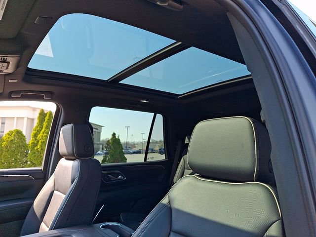 Used 2023 GMC Yukon SLT w/ SLT Premium Package image 14