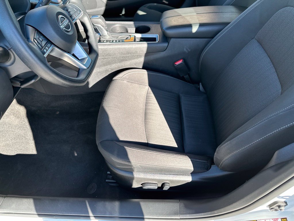 Used 2025 Nissan Altima 2.5 SV FWD image 41