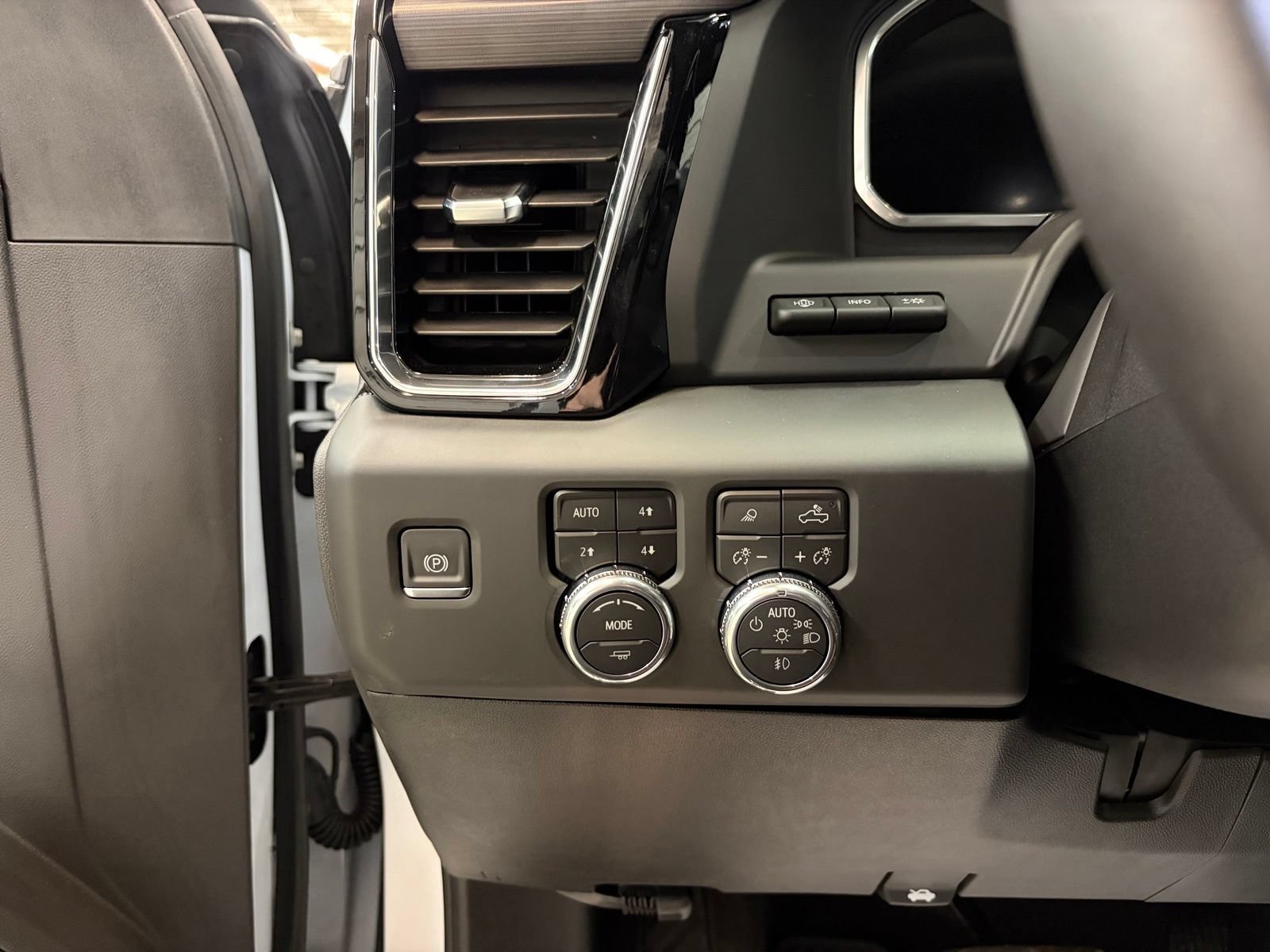 Used 2026 GMC Sierra 3500 Denali Ultimate AWD/4WD image 17
