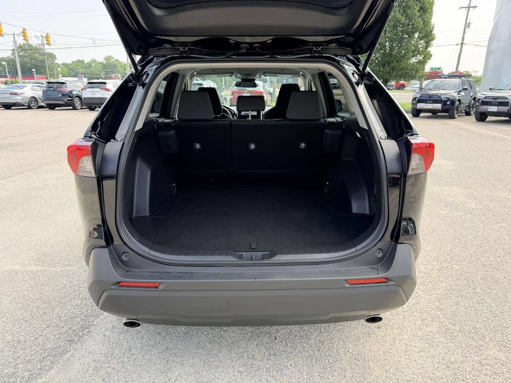 Used 2025 Toyota RAV4 XLE AWD/4WD image 15