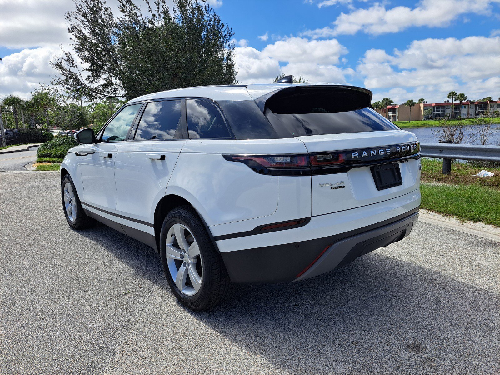 Used 2018 Land Rover Range Rover Velar S image 2
