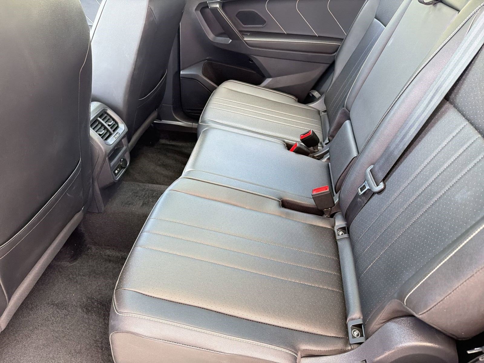 Used 2023 Volkswagen Tiguan SE R-Line image 28